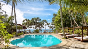 Piscina externa, funciona das 7h30 às meia-noite, guarda-sóis