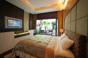 Standard Double Room, 1 Double Bed, Non Smoking | Desk, blackout drapes, soundproofing, free WiFi - Spring SPA Motel (Taichung)