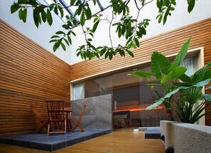 مكتب وستائر تعتيم وتجهيزات عازلة للصوت وواي فاي مجانًا