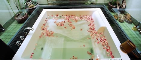 Standard Double Room, 1 Double Bed, Non Smoking | Bathroom amenities | Free toiletries, hair dryer, slippers, towels