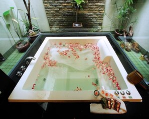 Standard Double Room, 1 Double Bed, Non Smoking | Bathroom amenities | Free toiletries, hair dryer, slippers, towels - Spring SPA Motel (Taichung)