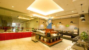 供應早餐、午餐及晚餐