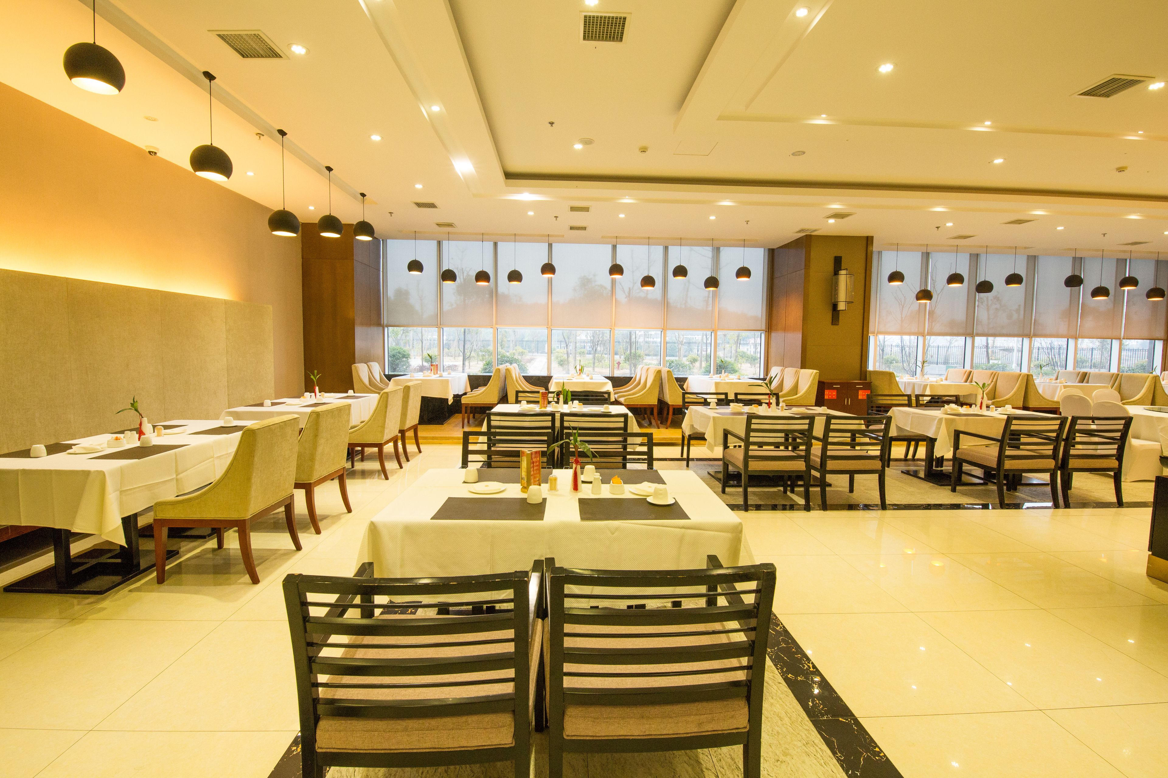 供應早餐、午餐及晚餐