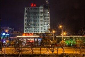 住宿正面 (夜晚)