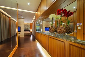 华丽四人房, 2 张双人床, 无烟房 | 浴室 | 独立的浴缸和淋浴、深泡浴缸、大花洒淋浴喷头、免费洗浴用品