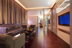 Quarto casal luxo, 1 cama de casal, para não fumantes | Banheiro | Banheira e chuveiro separados, banheira de imersão