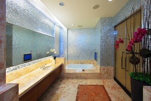 슈피리어 더블룸, 더블침대 1개 | 욕실 | 별도의 욕조 및 샤워 시설, 전신 욕조, 레인폴 샤워기, 무료 세면용품