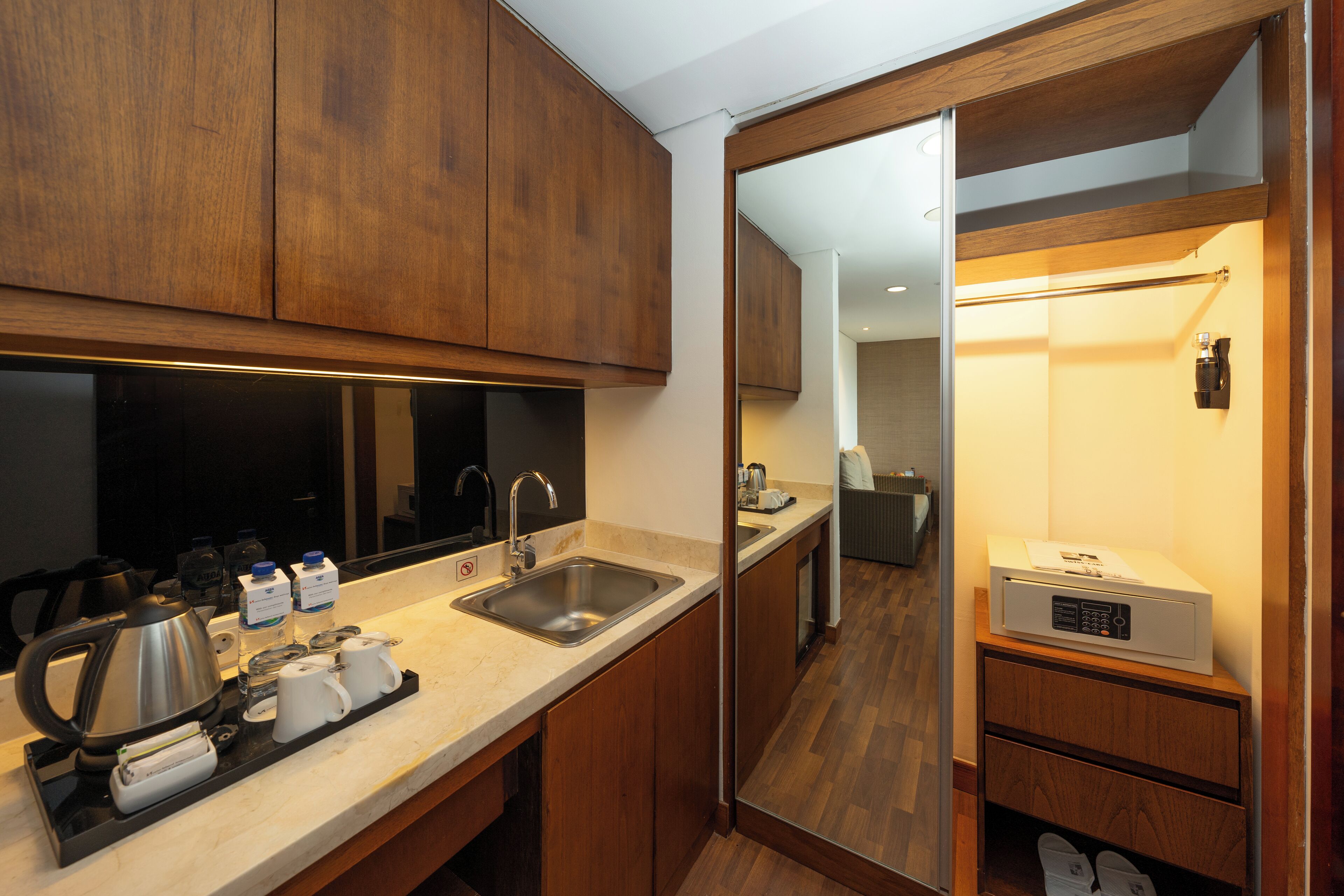 deluxe room, balcony | minibar, in-room safe, desk, laptop workspace