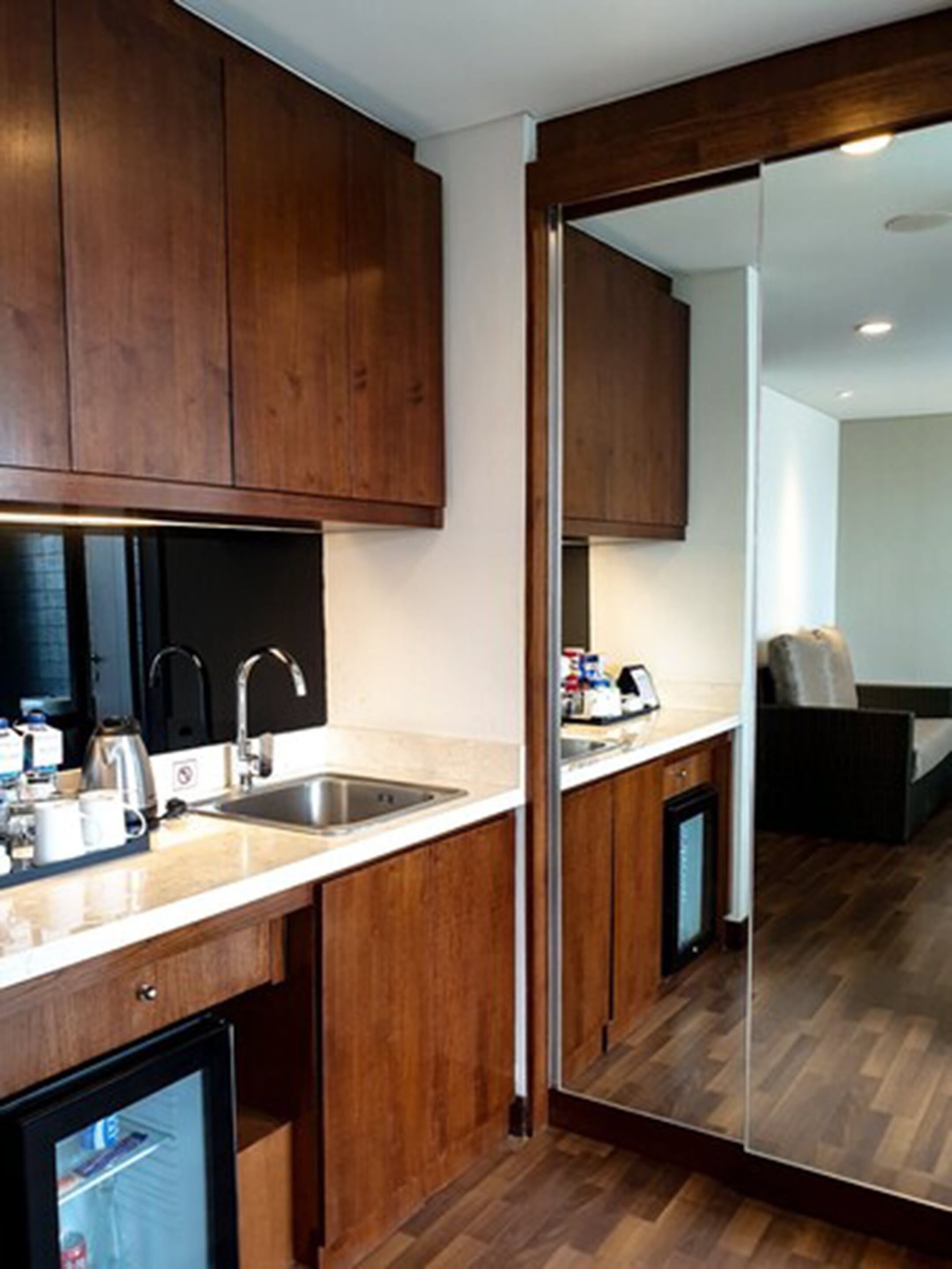 deluxe queen room | private kitchenette | dishwasher, electric kettle