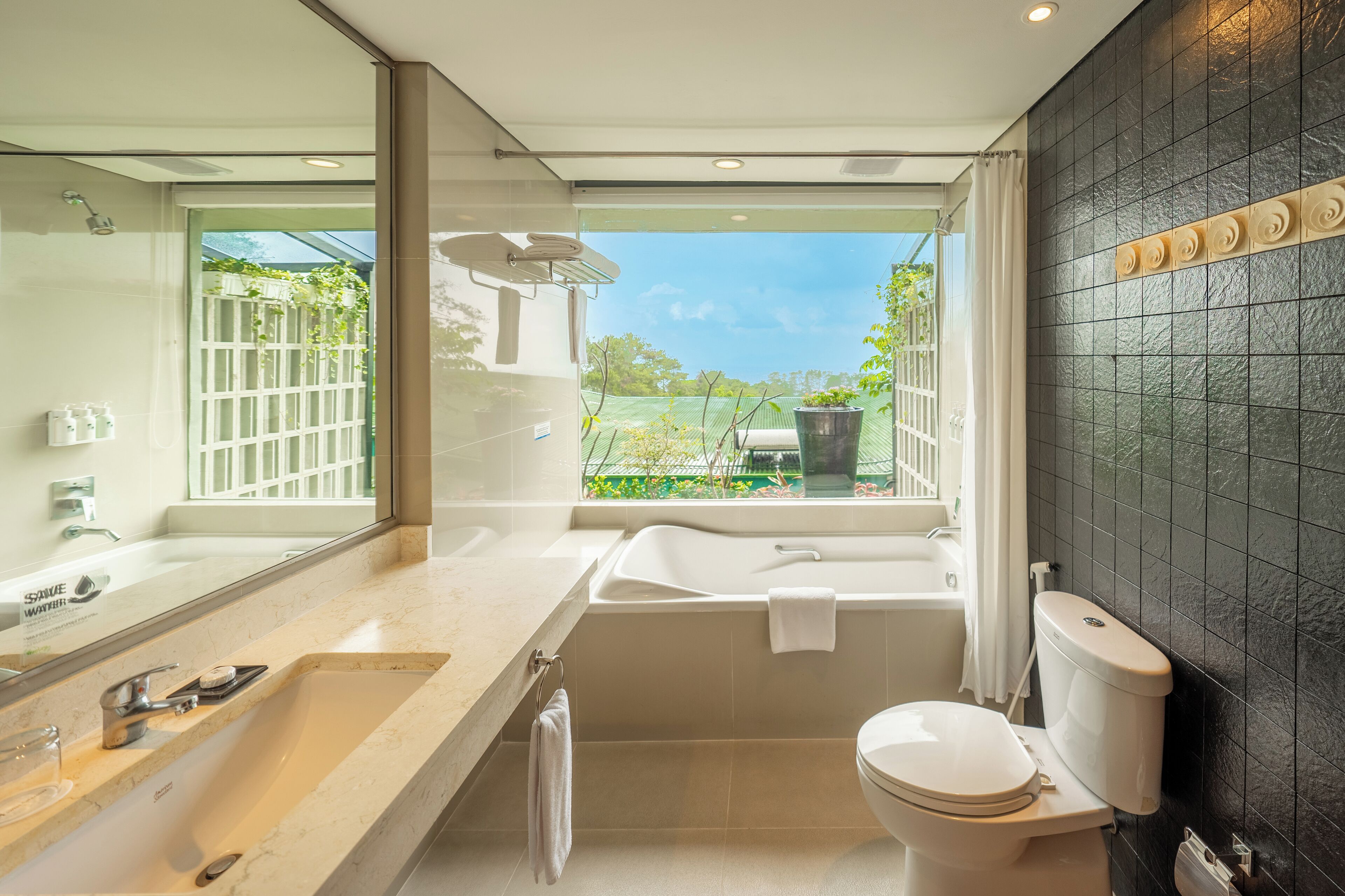 Deluxe-værelse - balkon | Badeværelse | Gratis toiletartikler, hårtørrer, hjemmesko, håndklæder