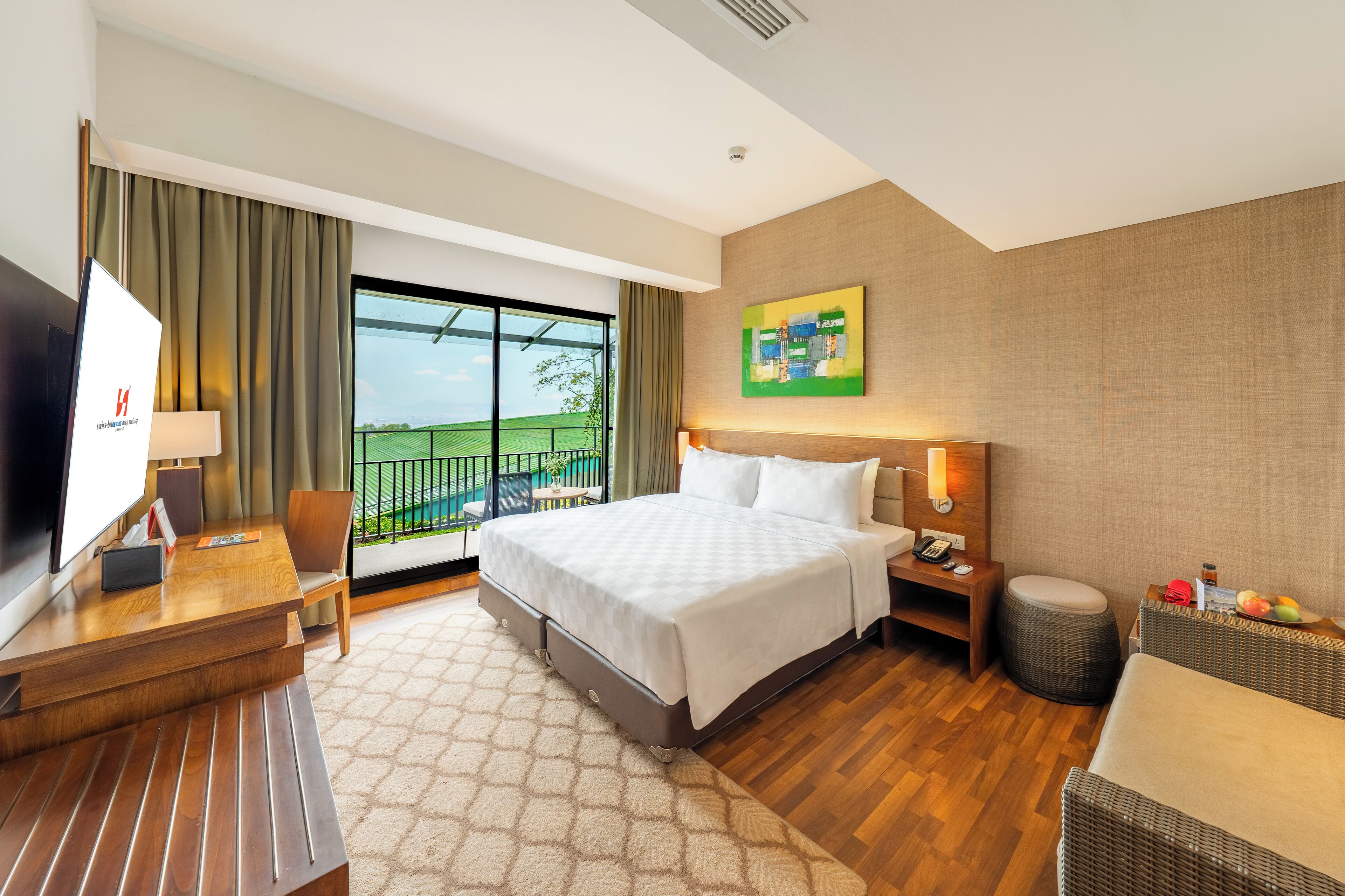 Habitación Deluxe, balcón | Minibar, caja de seguridad en la habitación y escritorio 