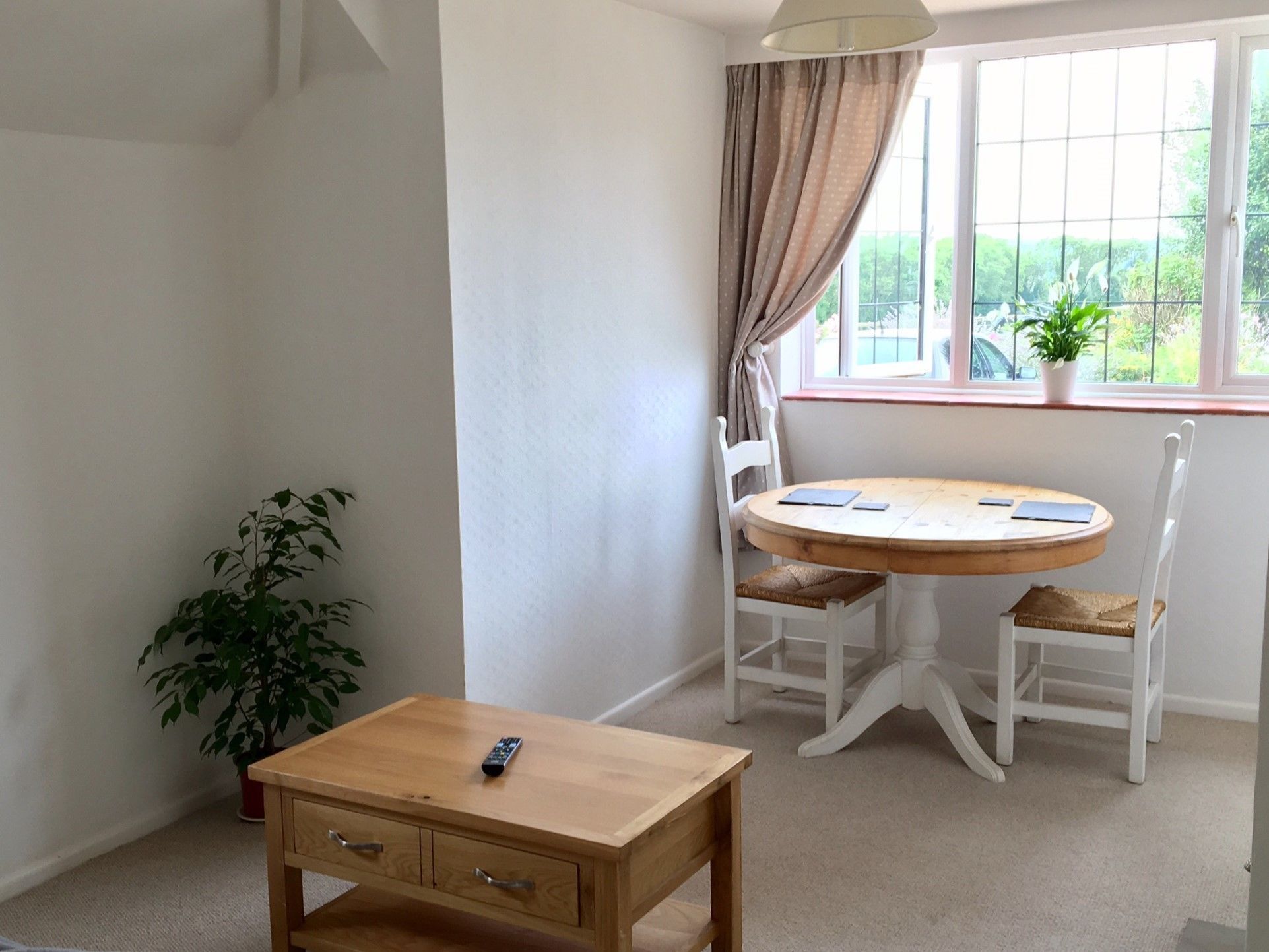 平房, 2 間臥室 (Farm Bungalow) | 起居區 | 34-吋平面電視、數位頻道、電視、 DVD 播放機