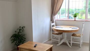 Cottage, 2 Bedrooms (Farm Bungalow) | Ruang tamu | 34 inci televisyen skrin rata dengan digital, TV, pemain DVD