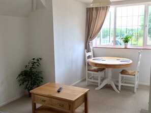 平房, 2 間臥室 (Farm Bungalow) | 客廳 | 34 吋平面電視連數碼電視頻道、電視、DVD 播放機