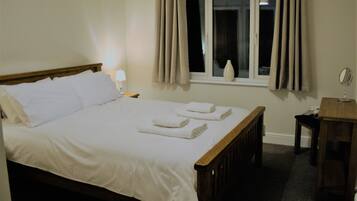 Cottage, 2 Bedrooms (Cissbury) | Iron/ironing board, bed sheets