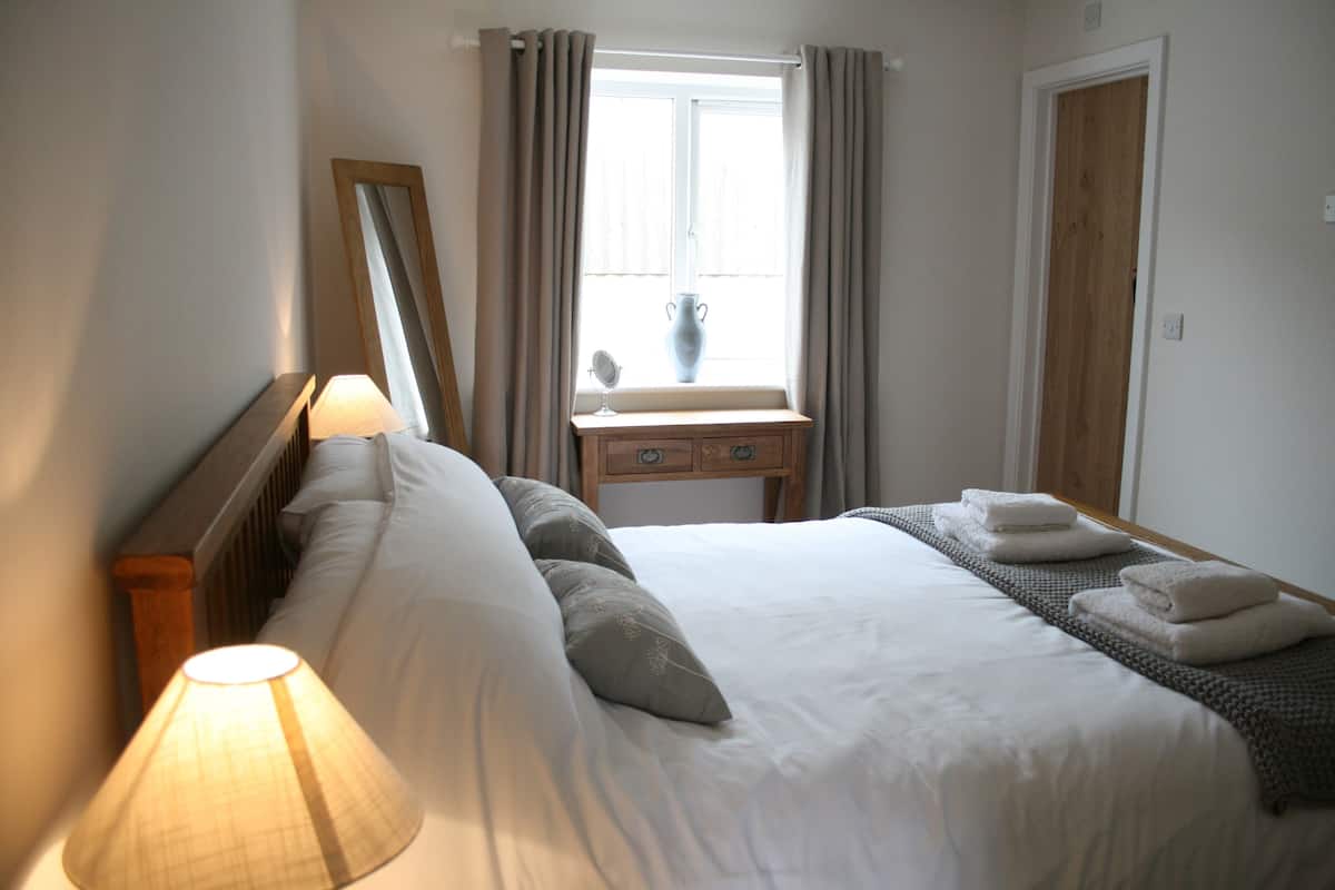 Cottage, 1 Bedroom (Willow) | Iron/ironing board, bed sheets