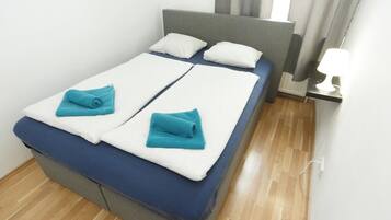 1 habitación, tabla de planchar con plancha, wifi gratis y ropa de cama