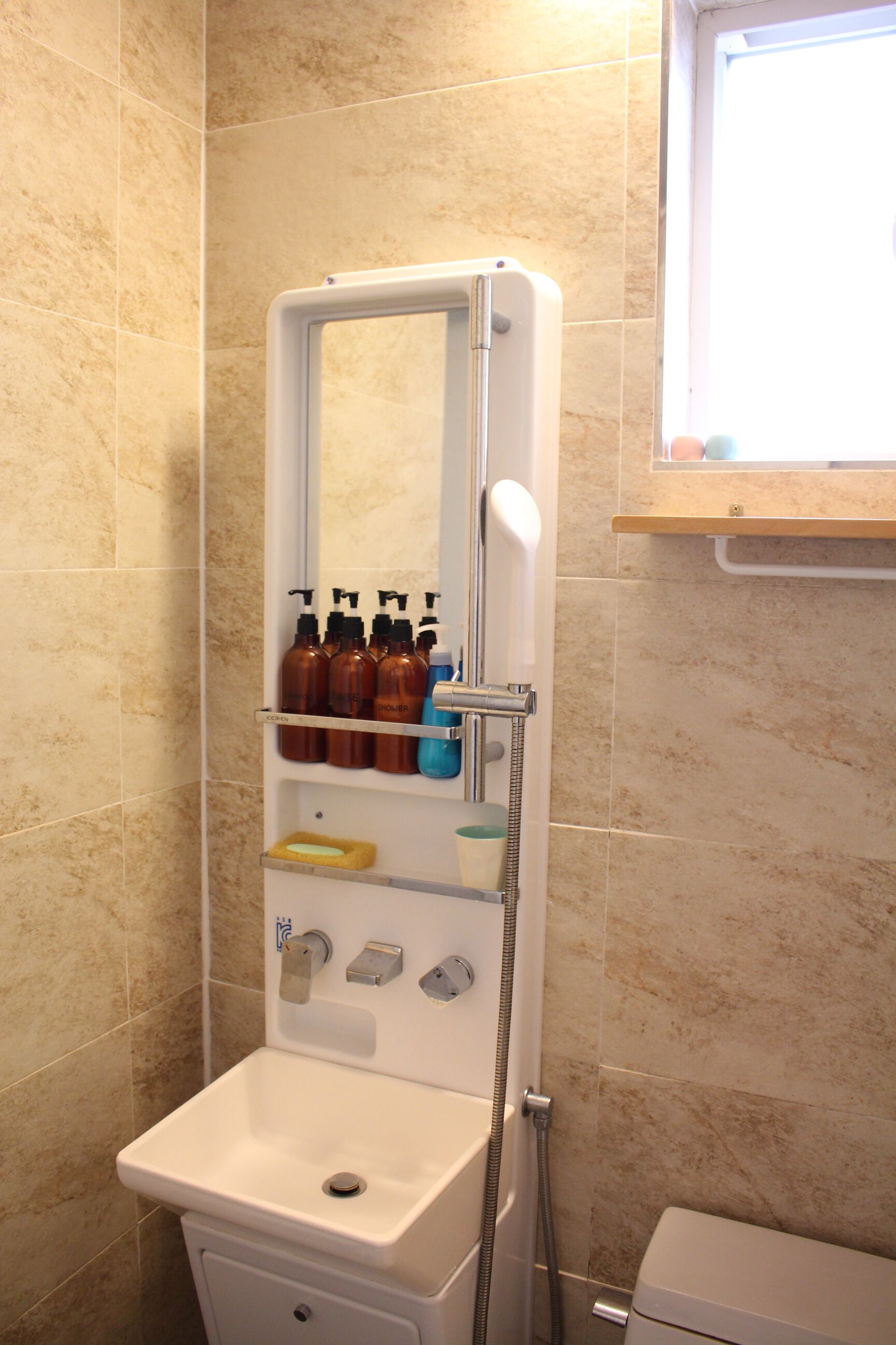 Studio | Bathroom | Shower, free toiletries, hair dryer