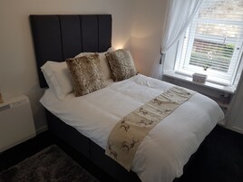 Apartment, 2 Bedrooms | 2 bedrooms, desk, free WiFi