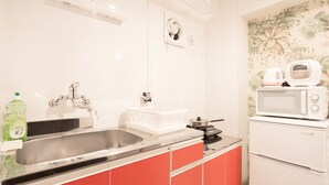 Refrigerador, microondas, placa de cocina, arrocera