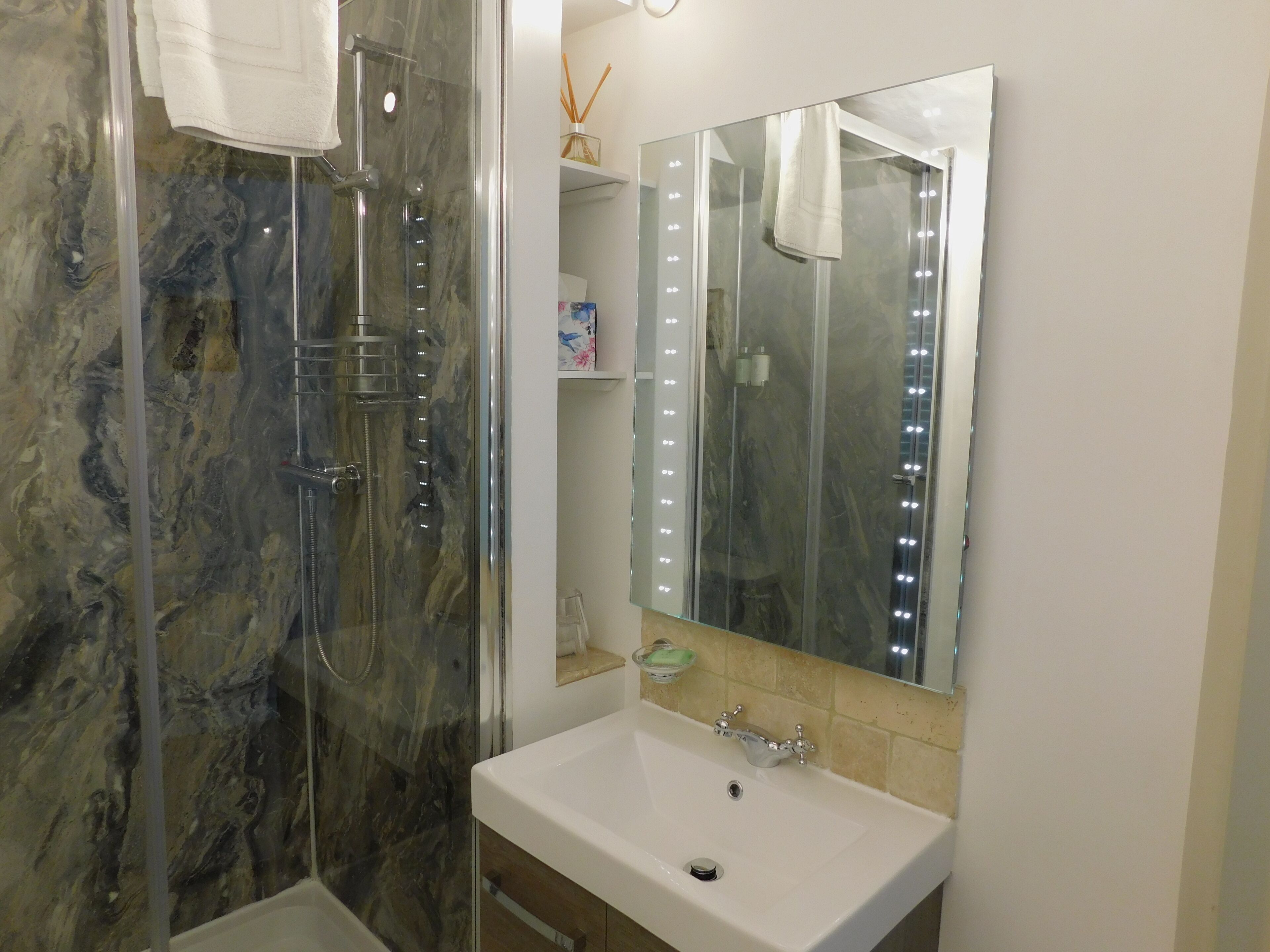 Muebles diferentes, wifi gratis y ropa de cama 