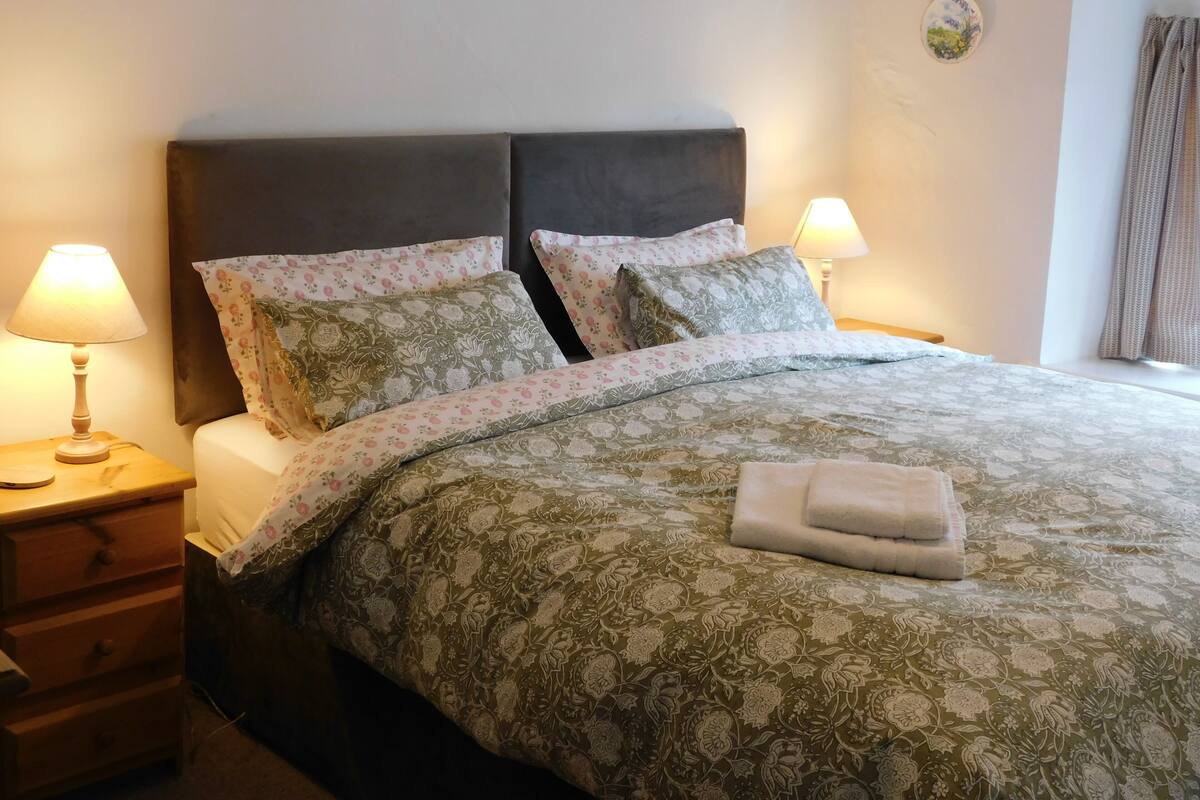 Double or Twin Room, Ensuite | Individually furnished, free WiFi, bed sheets