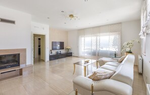 Smart TV, fireplace, foosball, stereo