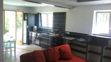 Télévision, table de tennis de table, livres