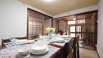Rumah Tradisional, Bebas Asap Rokok (Private Vacation) | Makan di kamar