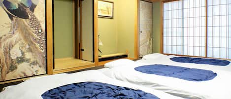 House | Individually decorated, desk, blackout curtains, free WiFi