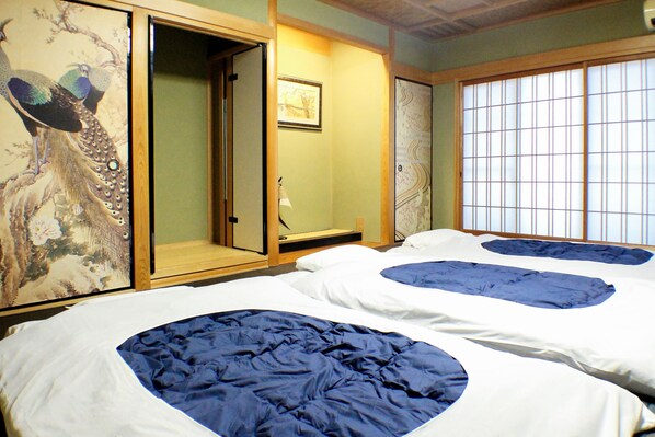 House | Individually decorated, desk, blackout drapes, free WiFi - Gold House Namba Minami (Osaka)