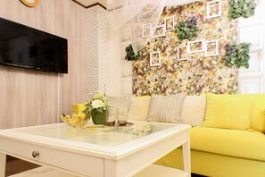 House | Television - Gold House Namba Minami (Osaka)