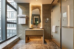 Badewanne und Dusche (separat), kostenlose Toilettenartikel