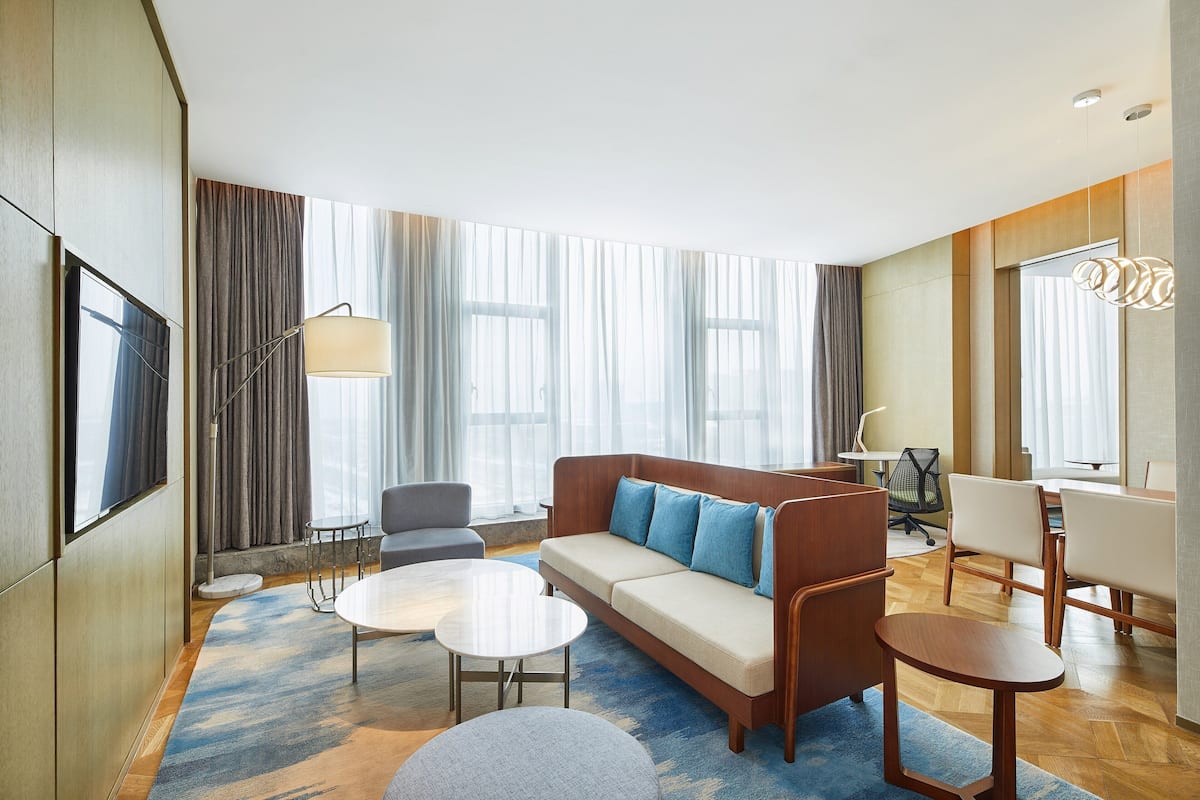 Club Suite, 1 Bedroom | Living room