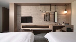 Quarto quádruplo luxo | Cofres nos quartos, quartos à prova de som, Wi-Fi de cortesia
