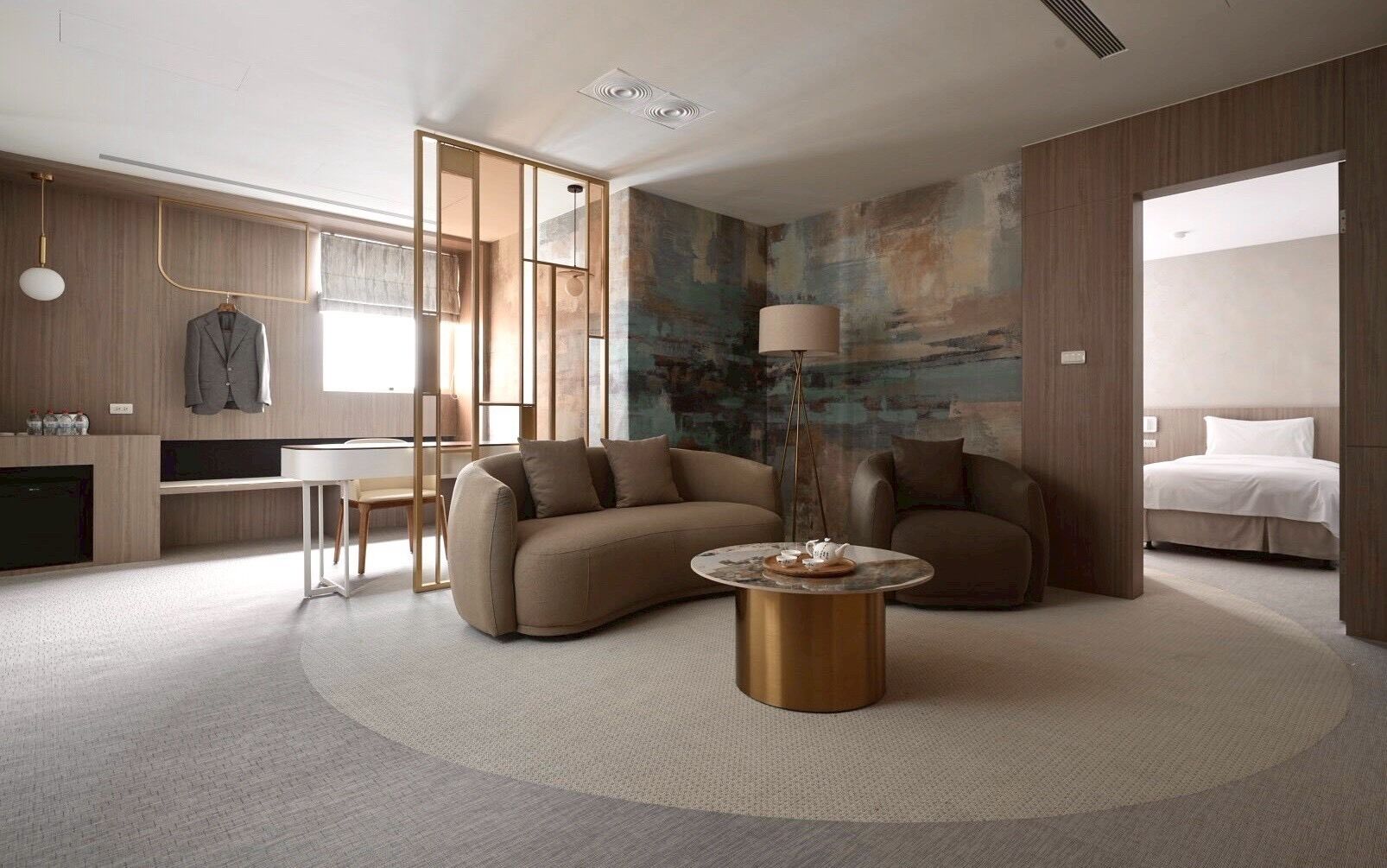 Habitación cuádruple Deluxe | Zona de estar | Una televisión de pantalla plana