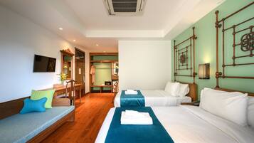 Deluxe Twin kamer | Een kluis op de kamer, een bureau, verduisterende gordijnen