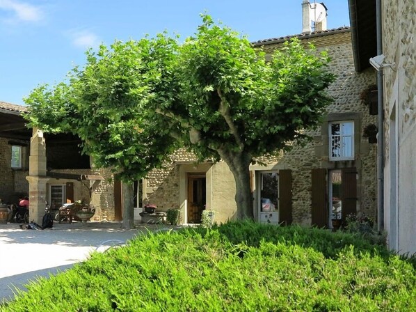 Exterior - La Ferme des Denis (Chanos-Curson)