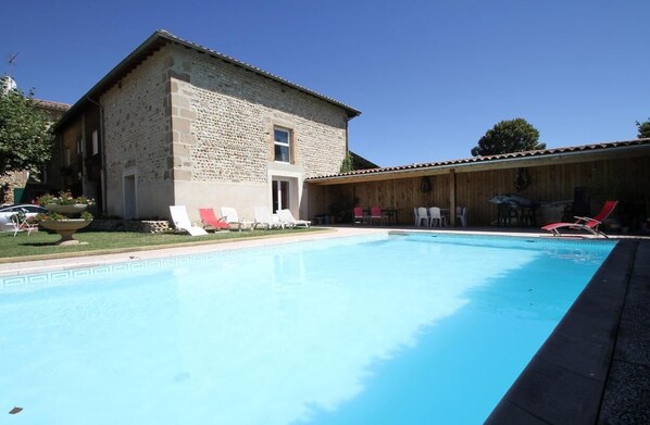 Piscina all'aperto, lettini