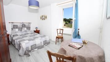 Individually decorated, individually furnished, free cots/infant beds