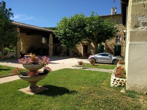 Courtyard - La Ferme des Denis (Chanos-Curson)
