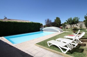 Outdoor pool, sun loungers - La Ferme des Denis (Chanos-Curson)