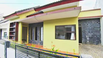 Vista frontal de la propiedad