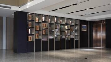 Un vestíbulo moderno con varios estantes de exhibición que muestran diferentes objetos.