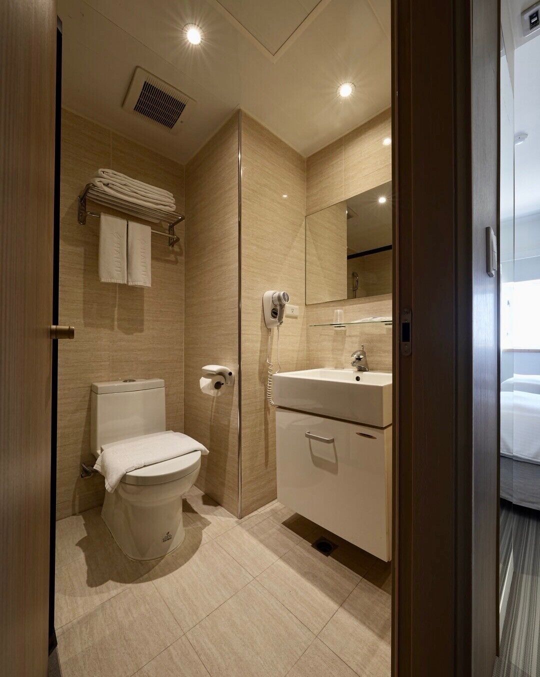 deluxe double room, 1 queen bed, non smoking, ensuite | bathroom | shower, rainfall showerhead, free toiletries, hair dryer