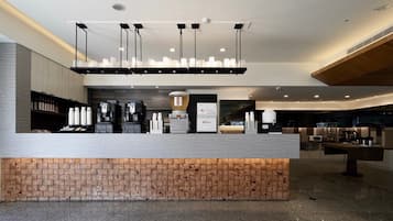 Desayuno con opciones de la cocina local incluido todos los días