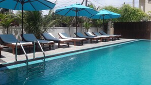 Una piscina al aire libre