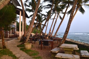 Outdoor dining - Malee Villa (Matara)