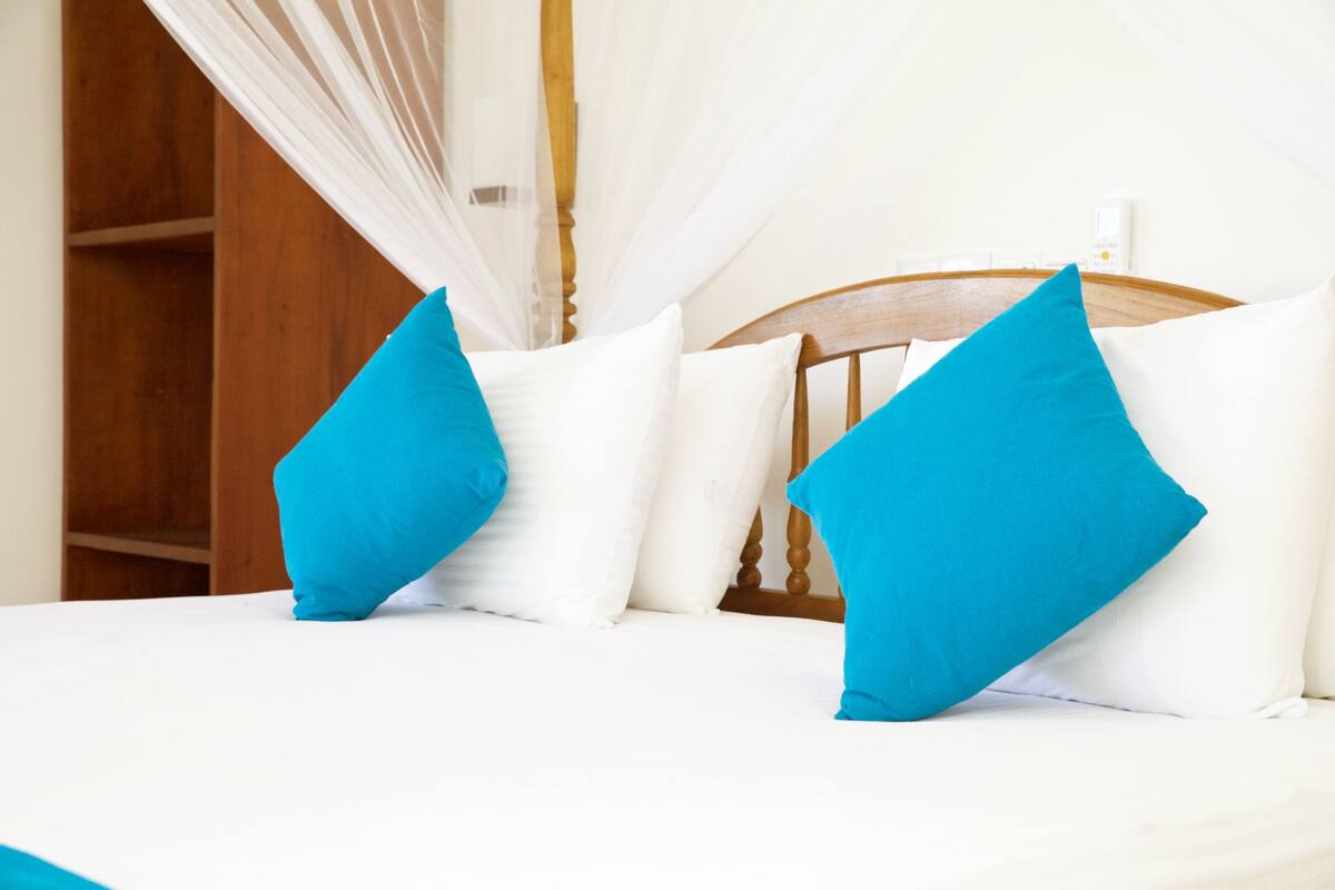 Habitación cuádruple Deluxe, varias camas, para no fumadores | Ropa de cama