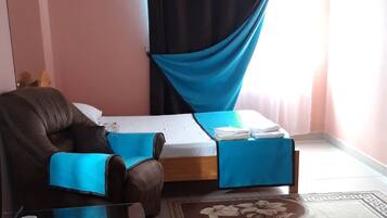 Luksushuone, 1 suuri parisänky, tupakointi kielletty | Pimennysverhot, ilmainen Wi-Fi, vuodevaatteet